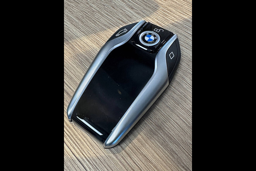 BMW 5 Serie Touring 520i M-Sport Volledig Individual | Nappa | Comfortseats | Panodak | Trekhaak 2000kg | Adapt. Led | Luchtvering niveauregeling | Display Key | Camera | Memory | 19" | Nav. Proffesional | Alarm | NL-Auto | Dealer OH | NAP | Full Service - Rijklaarprijs.