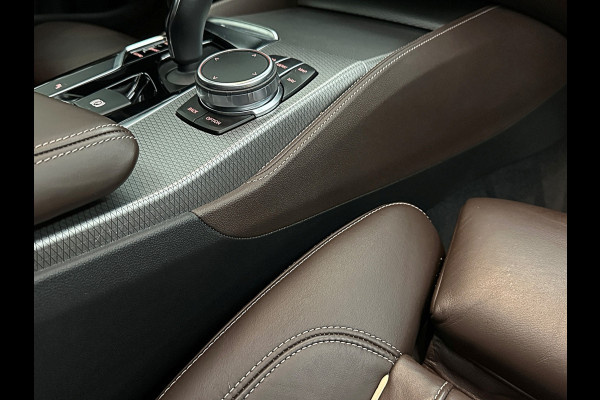 BMW 5 Serie Touring 520i M-Sport Volledig Individual | Nappa | Comfortseats | Panodak | Trekhaak 2000kg | Adapt. Led | Luchtvering niveauregeling | Display Key | Camera | Memory | 19" | Nav. Proffesional | Alarm | NL-Auto | Dealer OH | NAP | Full Service - Rijklaarprijs.