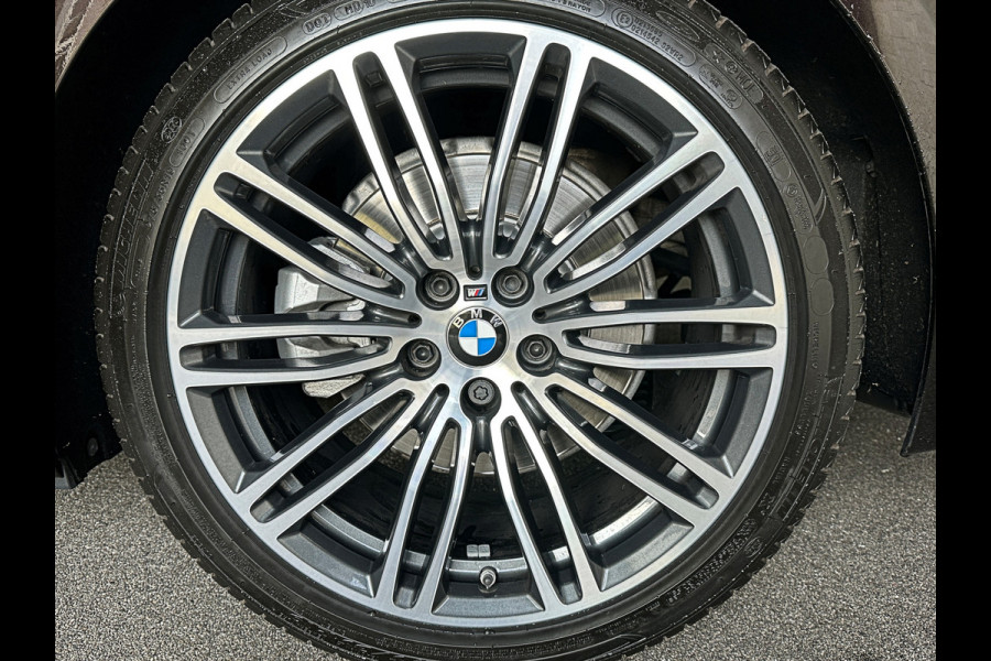 BMW 5 Serie Touring 520i M-Sport Volledig Individual | Nappa | Comfortseats | Panodak | Trekhaak 2000kg | Adapt. Led | Luchtvering niveauregeling | Display Key | Camera | Memory | 19" | Nav. Proffesional | Alarm | NL-Auto | Dealer OH | NAP | Full Service - Rijklaarprijs.