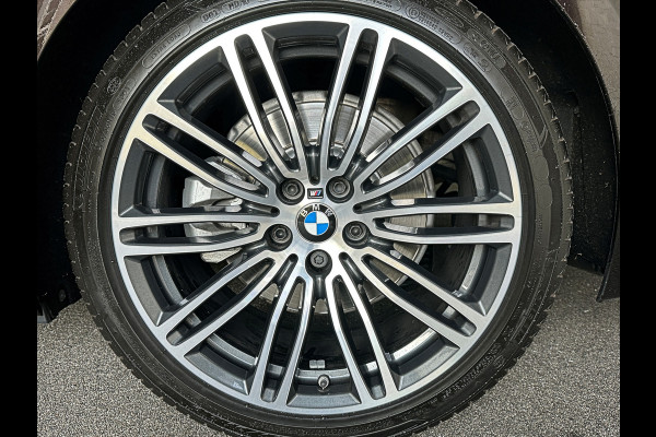 BMW 5 Serie Touring 520i M-Sport Volledig Individual | Nappa | Comfortseats | Panodak | Trekhaak 2000kg | Adapt. Led | Luchtvering niveauregeling | Display Key | Camera | Memory | 19" | Nav. Proffesional | Alarm | NL-Auto | Dealer OH | NAP | Full Service - Rijklaarprijs.