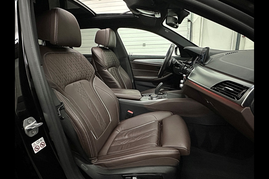 BMW 5 Serie Touring 520i M-Sport Volledig Individual | Nappa | Comfortseats | Panodak | Trekhaak 2000kg | Adapt. Led | Luchtvering niveauregeling | Display Key | Camera | Memory | 19" | Nav. Proffesional | Alarm | NL-Auto | Dealer OH | NAP | Full Service - Rijklaarprijs.