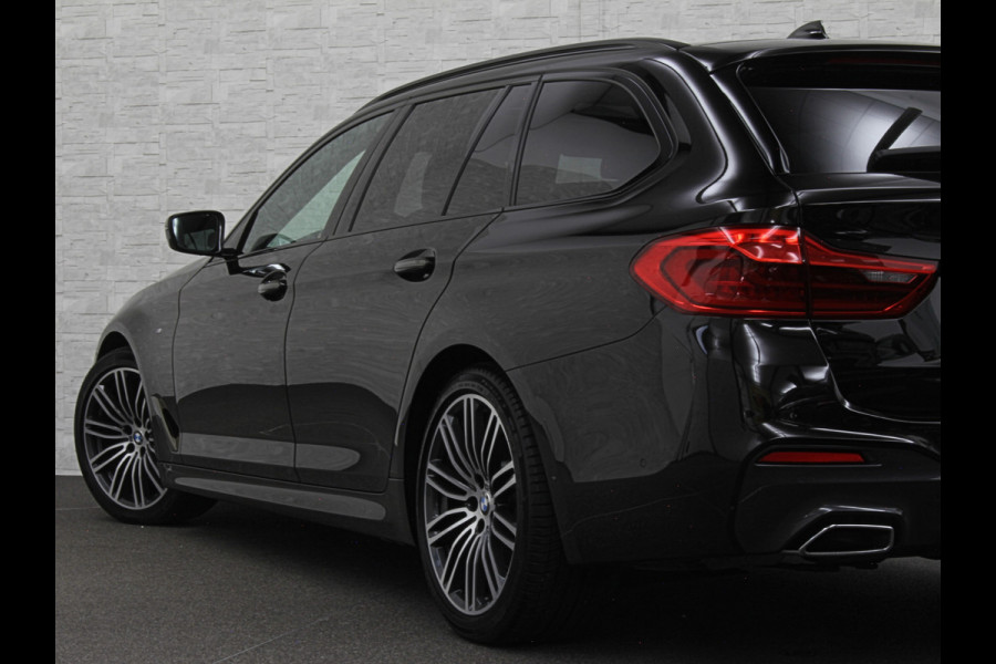 BMW 5 Serie Touring 520i M-Sport Volledig Individual | Nappa | Comfortseats | Panodak | Trekhaak 2000kg | Adapt. Led | Luchtvering niveauregeling | Display Key | Camera | Memory | 19" | Nav. Proffesional | Alarm | NL-Auto | Dealer OH | NAP | Full Service - Rijklaarprijs.