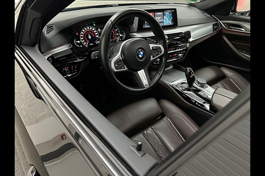 BMW 5 Serie Touring 520i M-Sport Volledig Individual | Nappa | Comfortseats | Panodak | Trekhaak 2000kg | Adapt. Led | Luchtvering niveauregeling | Display Key | Camera | Memory | 19" | Nav. Proffesional | Alarm | NL-Auto | Dealer OH | NAP | Full Service - Rijklaarprijs.