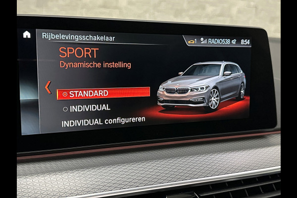 BMW 5 Serie Touring 520i M-Sport Volledig Individual | Nappa | Comfortseats | Panodak | Trekhaak 2000kg | Adapt. Led | Luchtvering niveauregeling | Display Key | Camera | Memory | 19" | Nav. Proffesional | Alarm | NL-Auto | Dealer OH | NAP | Full Service - Rijklaarprijs.