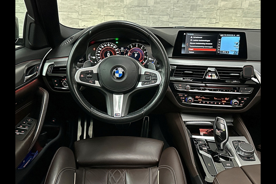 BMW 5 Serie Touring 520i M-Sport Volledig Individual | Nappa | Comfortseats | Panodak | Trekhaak 2000kg | Adapt. Led | Luchtvering niveauregeling | Display Key | Camera | Memory | 19" | Nav. Proffesional | Alarm | NL-Auto | Dealer OH | NAP | Full Service - Rijklaarprijs.