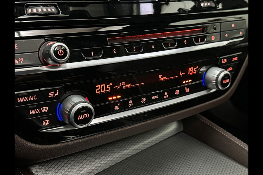BMW 5 Serie Touring 520i M-Sport Volledig Individual | Nappa | Comfortseats | Panodak | Trekhaak 2000kg | Adapt. Led | Luchtvering niveauregeling | Display Key | Camera | Memory | 19" | Nav. Proffesional | Alarm | NL-Auto | Dealer OH | NAP | Full Service - Rijklaarprijs.