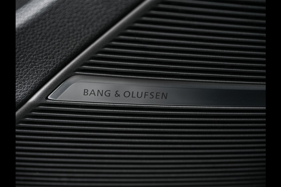 Audi Q7 4.0 TFSI SQ7 quattro Panoramadak | Keramische Remmen | Alcantara Hemel | Carbon Interieur | B&O | HUD | Luchtvering | Stoelverwarming V+A | Camera | Ambiance Interieur | Stuurverwarming | Achterasbesturing |