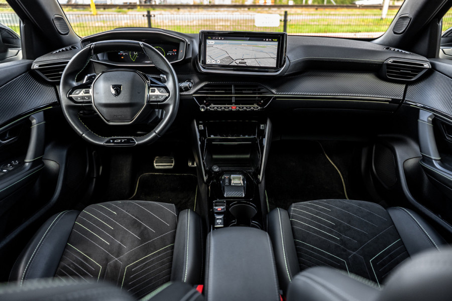 Peugeot 2008 1.2 GT /Pano/360/Massage/Carplay