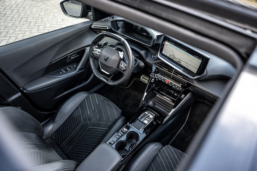 Peugeot 2008 1.2 GT /Pano/360/Massage/Carplay