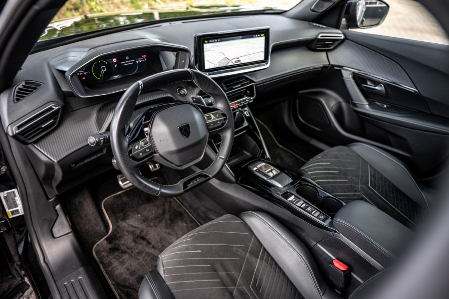 Peugeot 2008 1.2 GT /Pano/360/Massage/Carplay