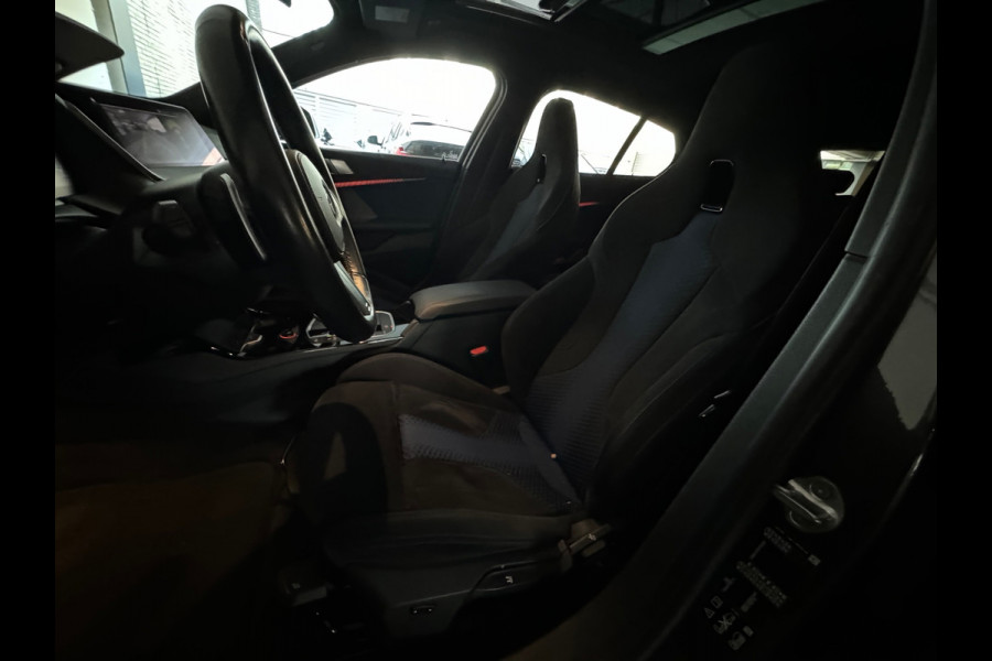 BMW 1-serie M135i xDrive Pano|H/K|Kuipstoelen|Camera|Sfeer