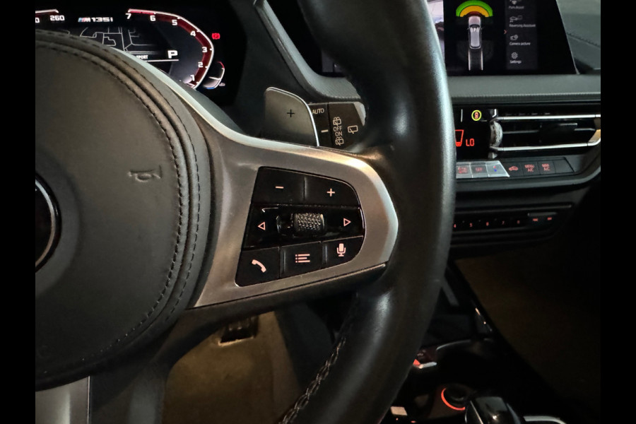 BMW 1-serie M135i xDrive Pano|H/K|Kuipstoelen|Camera|Sfeer