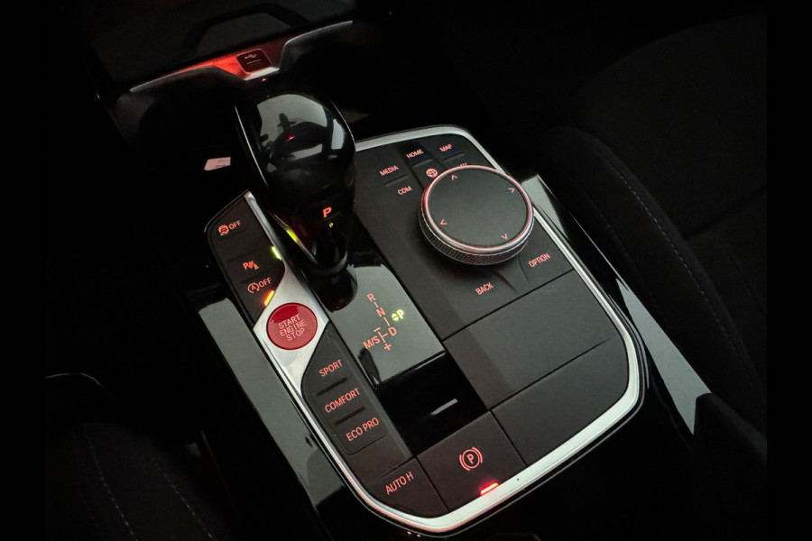 BMW 1-serie M135i xDrive Pano|H/K|Kuipstoelen|Camera|Sfeer