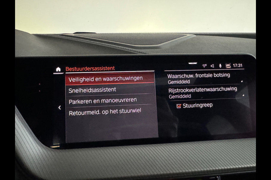 BMW 1-serie M135i xDrive Pano|H/K|Kuipstoelen|Camera|Sfeer