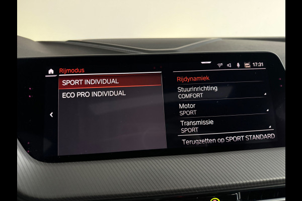 BMW 1-serie M135i xDrive Pano|H/K|Kuipstoelen|Camera|Sfeer