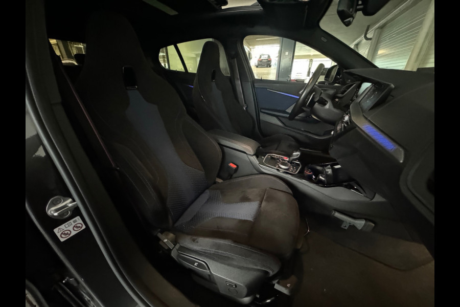 BMW 1-serie M135i xDrive Pano|H/K|Kuipstoelen|Camera|Sfeer