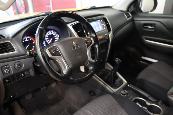 Mitsubishi L200 2.2 DI-D Club Cab Intense 4X4 4WD TREKHAAK