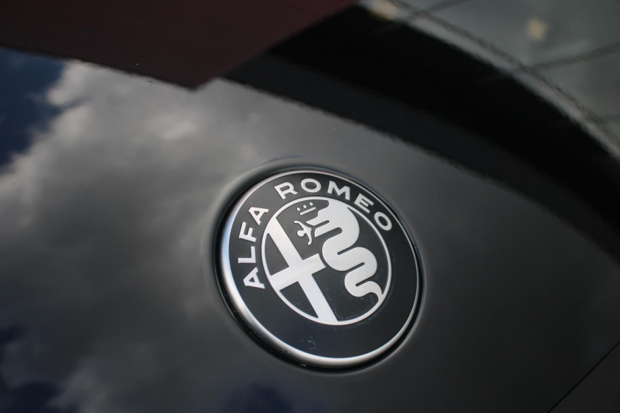 Alfa Romeo junior ELETTRICA SPECIALE 156PK 54 kWh | TECHNOLOGIE PAKKET (O.A. FULL LED ADAPTIVE MATRIX KOPLAMPEN/DODEHOEK DETECTIE/DRAADLOZE TELEFOONLADER/ACHTERUITRIJ CAMERA/PARKEERSENSOREN VOOR, ACHTER,ZIJKANT) | DRAADLOZE APPLE CARPLAY/ANDROID AUTO | CLIMATE CONTROL | ELEKTRISCH BEDIENBARE ACHTERKLEP | STOEL VERWARMING | ELEKTRISCH BEDIENBARE VOORSTOEL MET MASAGEFUNCTIE | VERKEERSBORDEN HERKENNING | ADAPTIVE CRUISE CONTROL | KEYLESS ENTRY/START |
