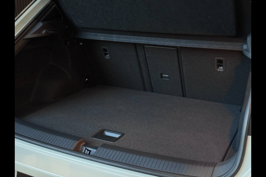 Volkswagen T-Roc 1.5 TSI R-Line DSG | IQ LIGHT | CAMERA | KEYLESS | ASCOT GREY
