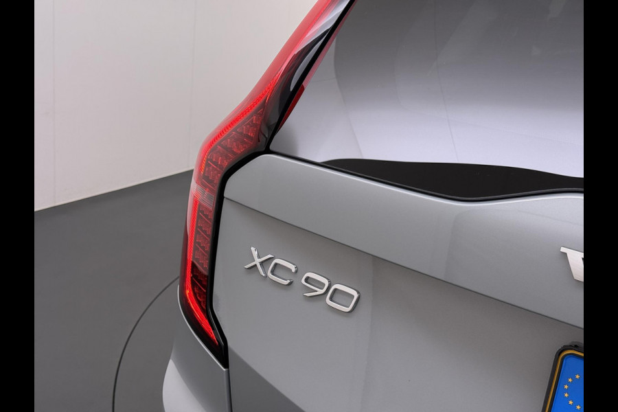 Volvo XC90 2.0 T8 Plug-in hybrid AWD Plus Dark VAN:69.900,- VOOR:67.877,- UW HERFSTVOORDEEL:2.023,- ACC | APPLE CARP. | 7. PERSOONS | PANNO. DAK | 360˚ CAMERA |