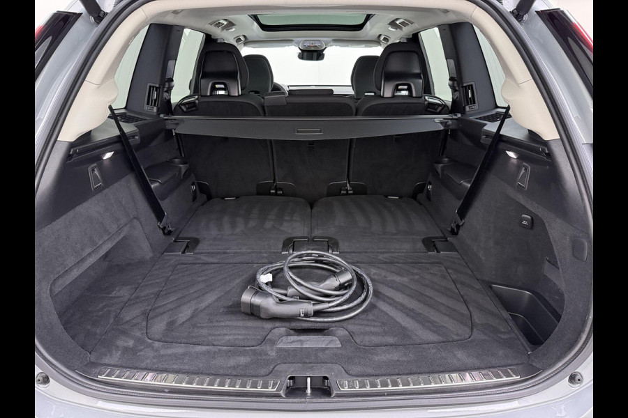 Volvo XC90 2.0 T8 Plug-in hybrid AWD Plus Dark VAN:69.900,- VOOR:67.877,- UW HERFSTVOORDEEL:2.023,- ACC | APPLE CARP. | 7. PERSOONS | PANNO. DAK | 360˚ CAMERA |