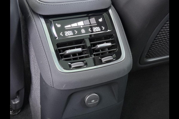 Volvo XC90 2.0 T8 Plug-in hybrid AWD Plus Dark VAN:69.900,- VOOR:67.877,- UW HERFSTVOORDEEL:2.023,- ACC | APPLE CARP. | 7. PERSOONS | PANNO. DAK | 360˚ CAMERA |