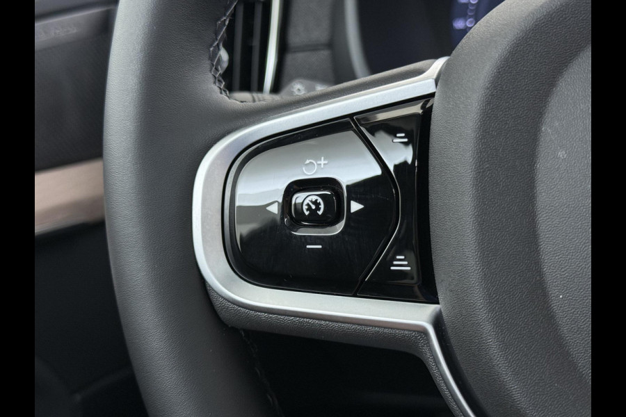 Volvo XC90 2.0 T8 Plug-in hybrid AWD Plus Dark VAN:69.900,- VOOR:67.877,- UW HERFSTVOORDEEL:2.023,- ACC | APPLE CARP. | 7. PERSOONS | PANNO. DAK | 360˚ CAMERA |