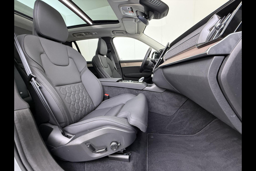 Volvo XC90 2.0 T8 Plug-in hybrid AWD Plus Dark VAN:69.900,- VOOR:67.877,- UW HERFSTVOORDEEL:2.023,- ACC | APPLE CARP. | 7. PERSOONS | PANNO. DAK | 360˚ CAMERA |