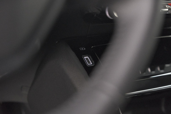 Peugeot e-2008 EV Allure Avantage 54 kWh | SOH 97,6% | 11 KW Lader | Apple Carplay | Parkeersensoren