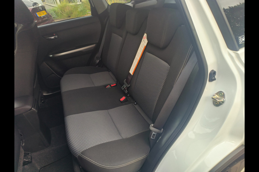Suzuki Vitara 1.4 Boosterjet Select Rhino Edition Smart Hybrid uit 2025 Rijklaar + Fabrieksgarantie Henk Jongen Auto's in Helmond,  al 50 jaar service zoals 't hoort!