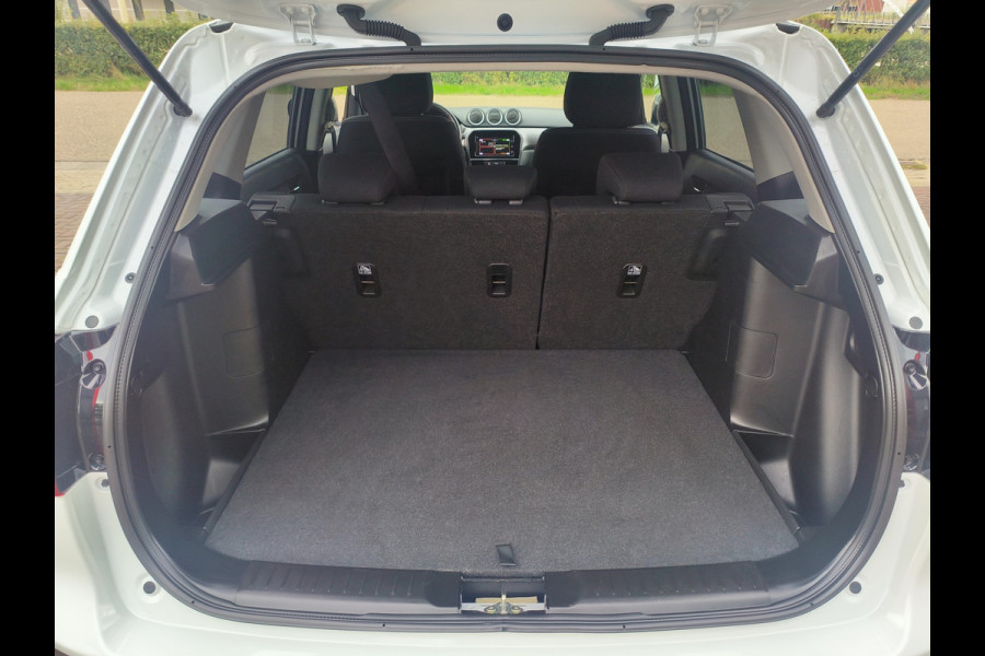 Suzuki Vitara 1.4 Boosterjet Select Rhino Edition Smart Hybrid uit 2025 Rijklaar + Fabrieksgarantie Henk Jongen Auto's in Helmond,  al 50 jaar service zoals 't hoort!