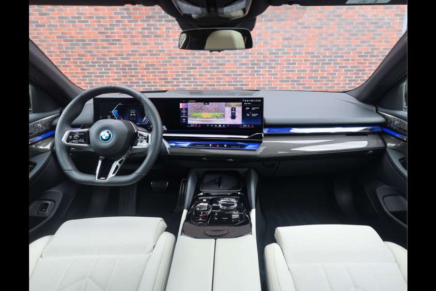 BMW 5 Serie Touring 550e xDrive | Pano - Trekhaak - HUD
