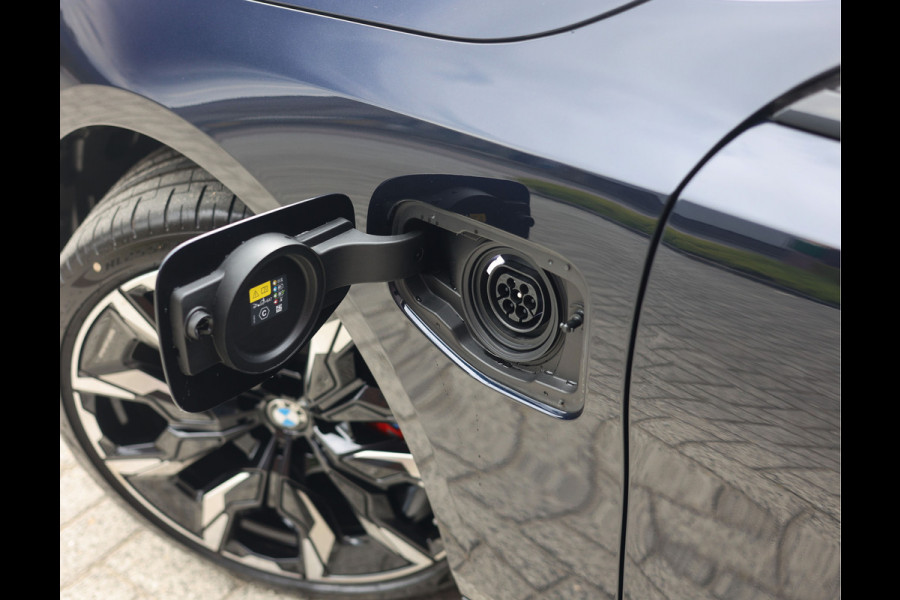 BMW 5 Serie Touring 550e xDrive | Pano - Trekhaak - HUD