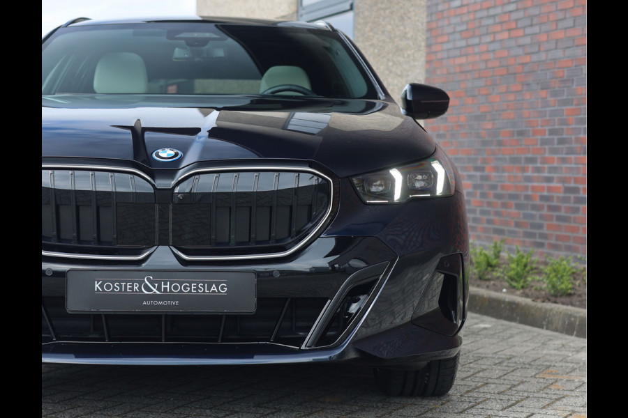 BMW 5 Serie Touring 550e xDrive | Pano - Trekhaak - HUD