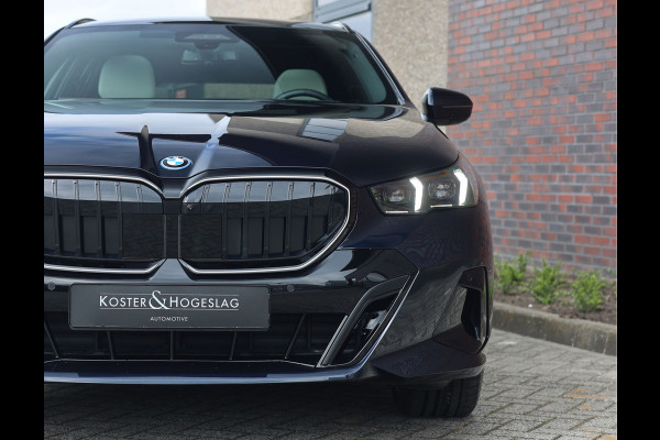 BMW 5 Serie Touring 550e xDrive | Pano - Trekhaak - HUD
