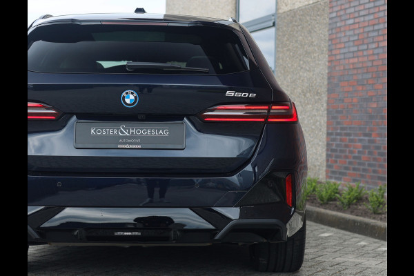 BMW 5 Serie Touring 550e xDrive | Pano - Trekhaak - HUD