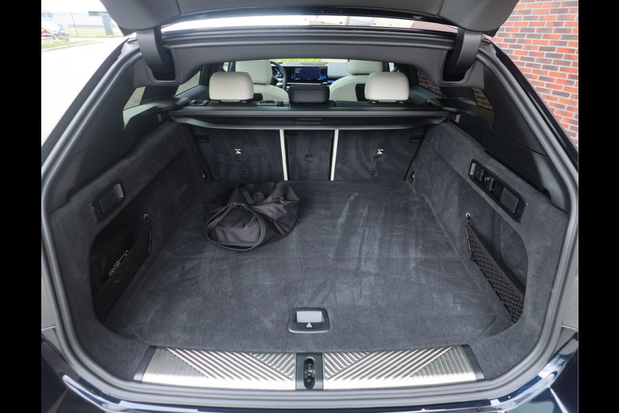 BMW 5 Serie Touring 550e xDrive | Pano - Trekhaak - HUD