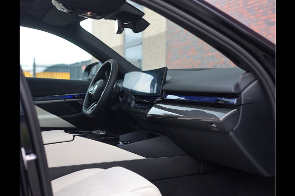 BMW 5 Serie Touring 550e xDrive | Pano - Trekhaak - HUD