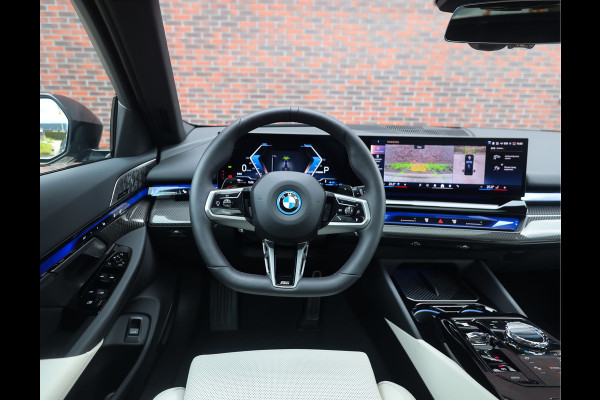 BMW 5 Serie Touring 550e xDrive | Pano - Trekhaak - HUD