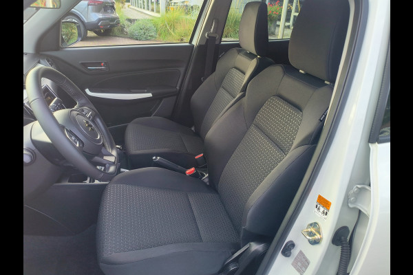 Suzuki Swift 1.2 Select Smart Hybrid uit 2025 Rijklaar + 12 maanden Bovag-garantie Henk Jongen Auto's in Helmond,  al 50 jaar service zoals 't hoort!