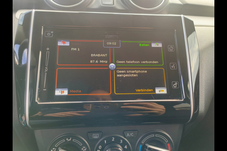 Suzuki Swift 1.2 Select Smart Hybrid uit 2025 Rijklaar + 12 maanden Bovag-garantie Henk Jongen Auto's in Helmond,  al 50 jaar service zoals 't hoort!