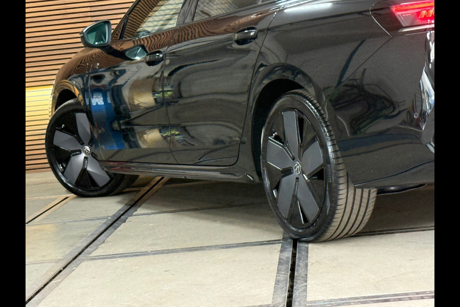 Volkswagen Passat Variant 1.5 eHybrid R-Line Black Edition | Garantie tot 2030 | 272PK |Pano|Matrix LED|H&K Sound|Massage|Trekhaak