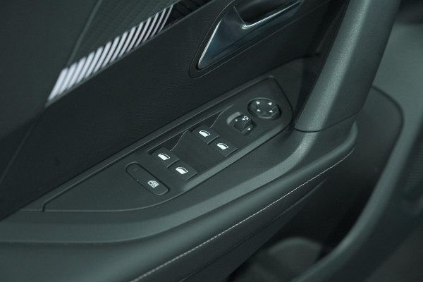 Peugeot e-2008 EV Allure Avantage 54 kWh | SOH 97,8% | 11 KW Lader | Apple Carplay | Parkeersensoren