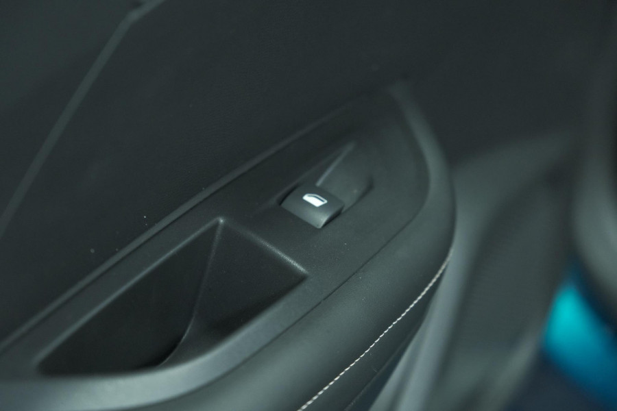 Peugeot e-2008 EV Allure Avantage 54 kWh | SOH 97,8% | 11 KW Lader | Apple Carplay | Parkeersensoren