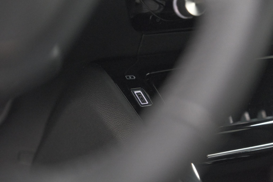 Peugeot e-2008 EV Allure Avantage 54 kWh | SOH 97,8% | 11 KW Lader | Apple Carplay | Parkeersensoren