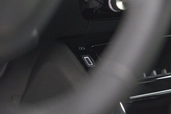 Peugeot e-2008 EV Allure Avantage 54 kWh | SOH 97,8% | 11 KW Lader | Apple Carplay | Parkeersensoren