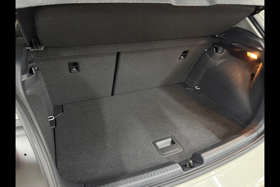 Volkswagen Polo 1.0 TSI Style Black Edition Business | Matrix LED | IQ.Light |CarPlay | Stoelverwarming | ACC | Camera | Trekhaak