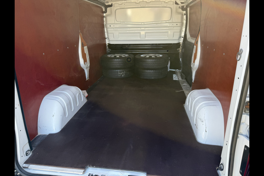 Renault Trafic 2.0 dCi 120pk T29 L2H1 Comfort / vaste prijs rijklaar € 19.950 ex btw / euro 6 / bpm vrij / lease vanaf € 336 / airco / cruise / navi / camera / lichtmetalen velgen / nieuwe koppeling !