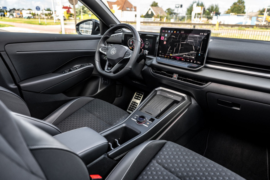 Volkswagen T-Roc 1.5 eTsi R-Line First Edition Pano/360/Trekhaak/HUD