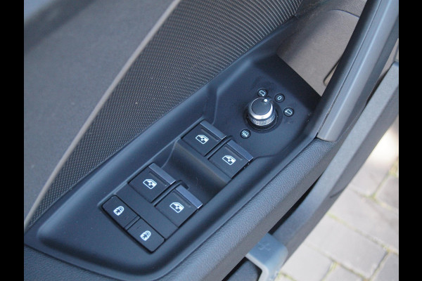 Audi A3 Sportback 40 TFSI e Business edition | Apple Carplay | Sportstoelen | DAB | Navi | NL-Auto |